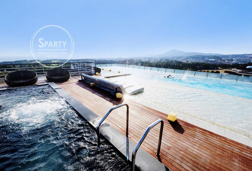 Kensington Jeju Hotel Exterior foto The pool at the top of the hotel